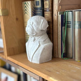 Petite statuette bouledogue en béton recyclé